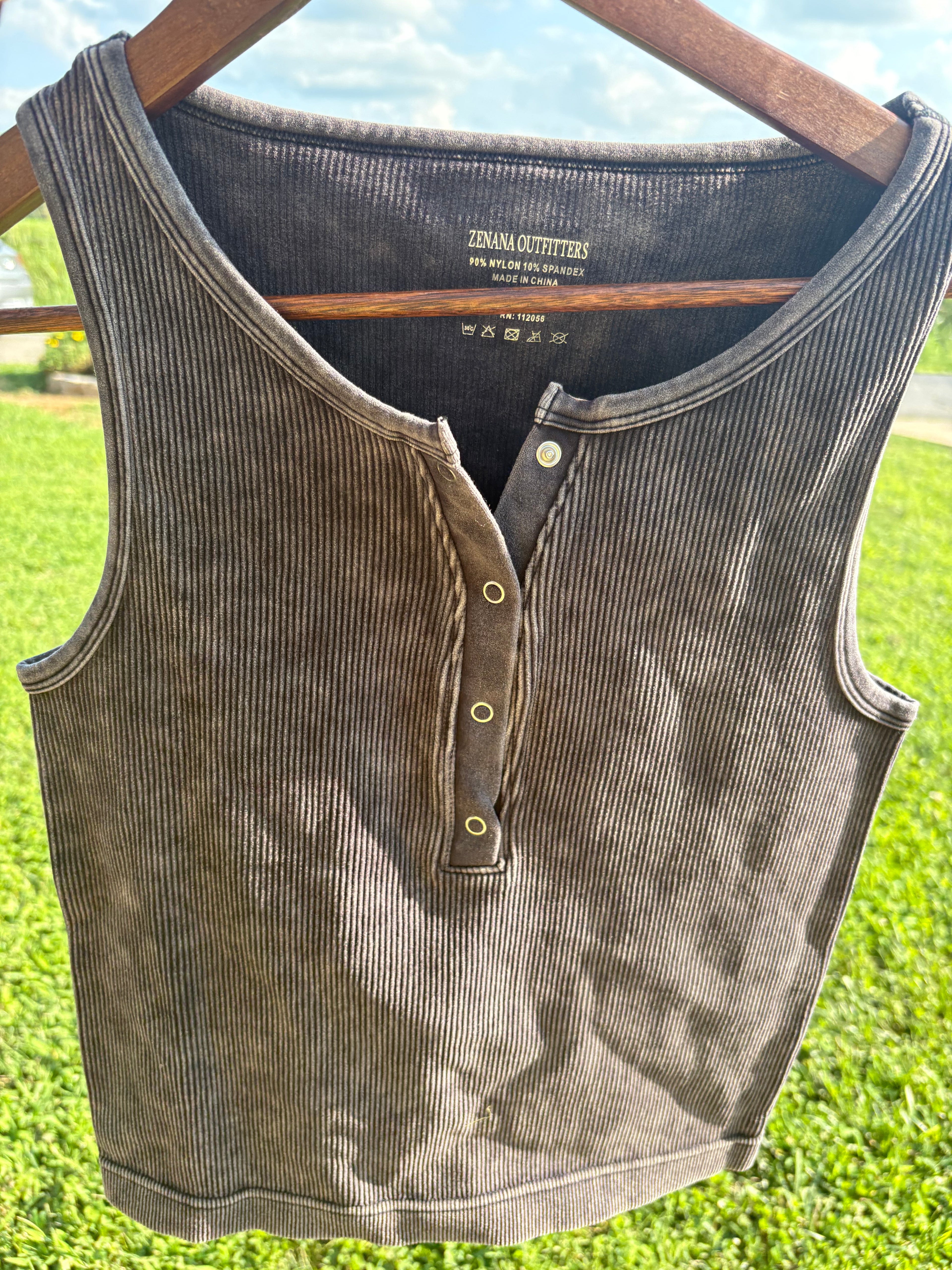 Ribbed Seamless Button-up Tank Top